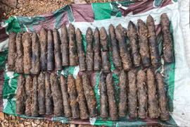 Tiếp tục phát hiện số lượng lớn đầu đạn nổ rơi sót từ thời chiến tranh ở lòng sông Đà