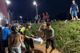 Công an Hà Nội xuyên đêm gia cố đê, ngăn nước tràn bờ cùng nhân dân