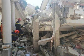 Những hình ảnh đầu tiên Cảnh sát Việt Nam tìm kiếm nạn nhân mắc kẹt trong ngôi nhà sập ở Myanmar