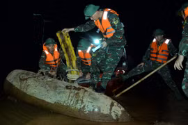 Trục vớt hai quả bom trong đêm