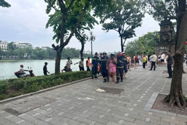  Kịp thời cứu nạn người nước ngoài ngã xuống hồ Hoàn Kiếm