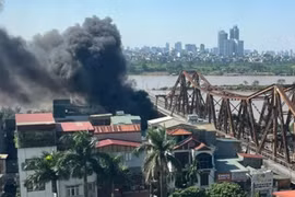 Xử lý nhanh vụ cháy cơ sở kinh doanh hàng ăn dưới chân cầu Long Biên