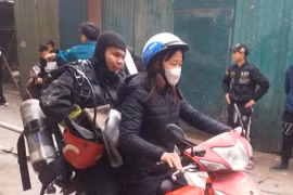 Người dân phối hợp dập tắt đám cháy trong ngõ nhỏ