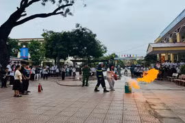 Hơn 1.500 thầy và trò tập huấn xử lý tình huống cháy gas giả định