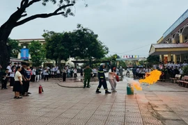 Hơn 1.500 thầy và trò tập huấn xử lý tình huống cháy gas giả định