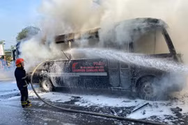 Xe chở khách 29 chỗ ngồi bốc cháy dữ dội khi đang lên dốc Chương Dương Độ