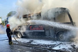 Xe chở khách 29 chỗ ngồi bốc cháy dữ dội khi đang lên dốc Chương Dương Độ
