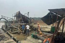 Xử phạt gần 70 triệu đồng, tạm giữ 3 tàu xi măng lõi thép vi phạm