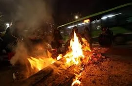 Cảnh báo hành vi tự ý đốt lửa sưởi ngoài đường 