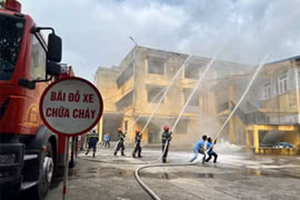 Giảng viên, cán bộ trường đại học tham gia diễn tập phương án chữa cháy và cứu nạn cứu hộ