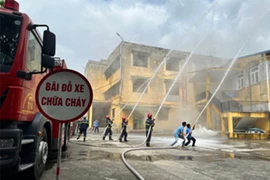 Giảng viên, cán bộ trường đại học tham gia diễn tập phương án chữa cháy và cứu nạn cứu hộ