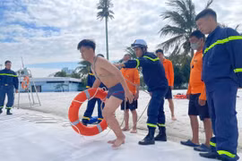 Cảnh sát hướng dẫn cách nhận biết dấu hiệu đuối nước và kỹ năng cứu nạn 