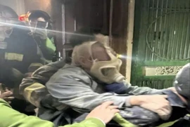 Kịp thời giải cứu người đàn ông 78 tuổi bị mắc kẹt trong vụ cháy nhà ở quận Thanh Xuân