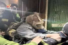 Kịp thời giải cứu người đàn ông 78 tuổi bị mắc kẹt trong vụ cháy nhà ở quận Thanh Xuân