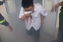  Học sinh trải nghiệm kỹ năng thoát nạn trong môi trường khói, khí 