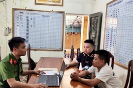 Vận động đối tượng trốn truy nã ở Campuchia về đầu thú