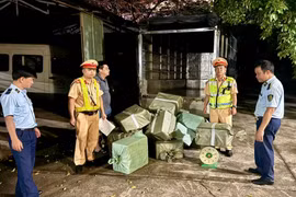 Phát hiện xe ô tô chở lòng lợn không rõ nguồn gốc