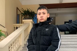 'Nữ quái' hẹn nạn nhân mang tiền đến đổi, rồi dùng bình xịt hơi cay để cướp