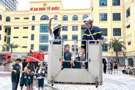 Thử làm “lính cứu hỏa nhí” trải nghiệm phương tiện ở Đội chữa cháy và CNCH khu vực số 14