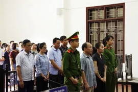 Nhóm nguyên cán bộ huyện Lạc Sơn lĩnh án tù