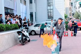 Hàng trăm cư dân tổ hợp Housinco Tân Triều thực hành chữa cháy, thoát nạn