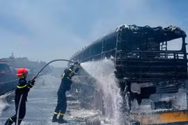 Xe khách giường nằm cháy trơ khung trên cao tốc