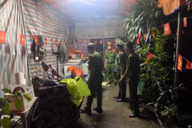 Công an Hà Nội đội mưa làm nhiệm vụ đảm bảo an ninh trật tự, phân luồng giao thông