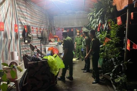 Công an Hà Nội đội mưa làm nhiệm vụ đảm bảo an ninh trật tự, phân luồng giao thông