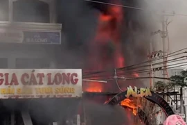 Xảy cháy quán bar ở thị trấn Cát Bà