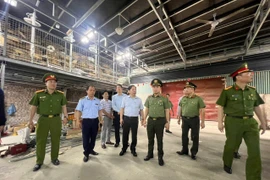 Giám đốc Công an thành phố Hà Nội kiểm tra hoạt động sản xuất, kinh doanh và công tác đấu tranh chống hàng lậu tại xã La Phù