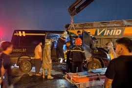 Kịp thời cứu nạn người mắc kẹt trong xe ô tô lúc rạng sáng