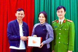 Công an hỗ trợ trả lại 5 tỷ đồng cho công dân