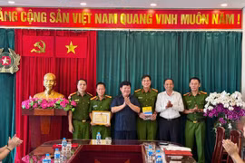 Khen thưởng đột xuất Công an phường Tây Hồ kịp thời bắt giữ tội phạm ma túy