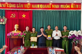 Khen thưởng đột xuất Công an phường Tây Hồ kịp thời bắt giữ tội phạm ma túy