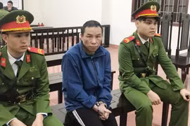 Phạt tù đối tượng truy nã tàng trữ súng đạn