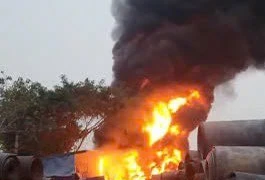 Đốt phế liệu cháy sang xưởng sản xuất con lăn cao su ở Thanh Trì