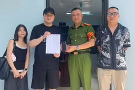 Công an phường Tây Hồ hỗ trợ du khách nước ngoài tìm lại tài sản