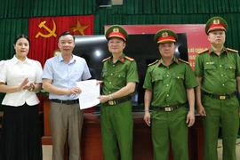 Thưởng "nóng" cho lực lượng truy bắt nhanh đối tượng cướp "xe ôm"