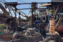 Xử lý tàu khai thác cát trái phép trên sông