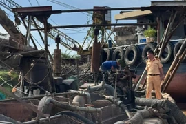 Xử lý tàu khai thác cát trái phép trên sông