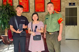 Công an phường Phú Thượng giúp người dân nhận lại số tiền chuyển nhầm