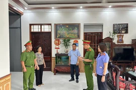 Bắt, khám xét khẩn cấp nơi ở, làm việc đối với Chủ tịch UBND xã Thạch Khoán