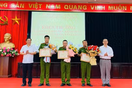 Khen thưởng Công an xã Đại Thanh kịp thời điều tra, khám phá vụ trộm cắp tài sản