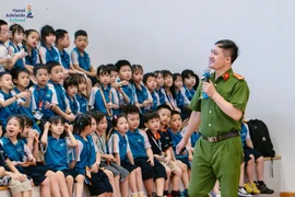 Trang bị kỹ năng tự cứu mình trong hoả hoạn cho học sinh và thầy cô giáo