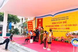 Gần 2.000 thầy và trò trường Đông Hội trải nghiệm kỹ năng sinh tồn trong hỏa hoạn