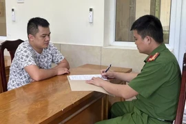 Vận động đối tượng bị truy nã đặc biệt ra đầu thú