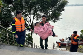 Kịp thời cứu nạn an toàn một phụ nữ nhảy xuống sông Hồng