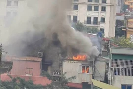 Dập tắt ngay đám cháy nhà dân xảy ra ở phố Vọng Đức