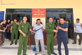 Công an xã Vĩnh Thanh tiếp nhận 2 khẩu súng tự chế, 7 vũ khí thô sơ