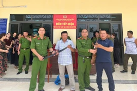 Công an xã Vĩnh Thanh tiếp nhận 2 khẩu súng tự chế, 7 vũ khí thô sơ